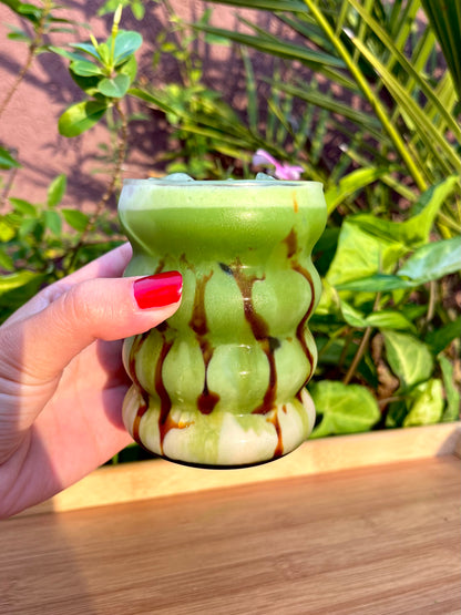 Verre créatif ondulé avec couverture en bambou et paille en verre