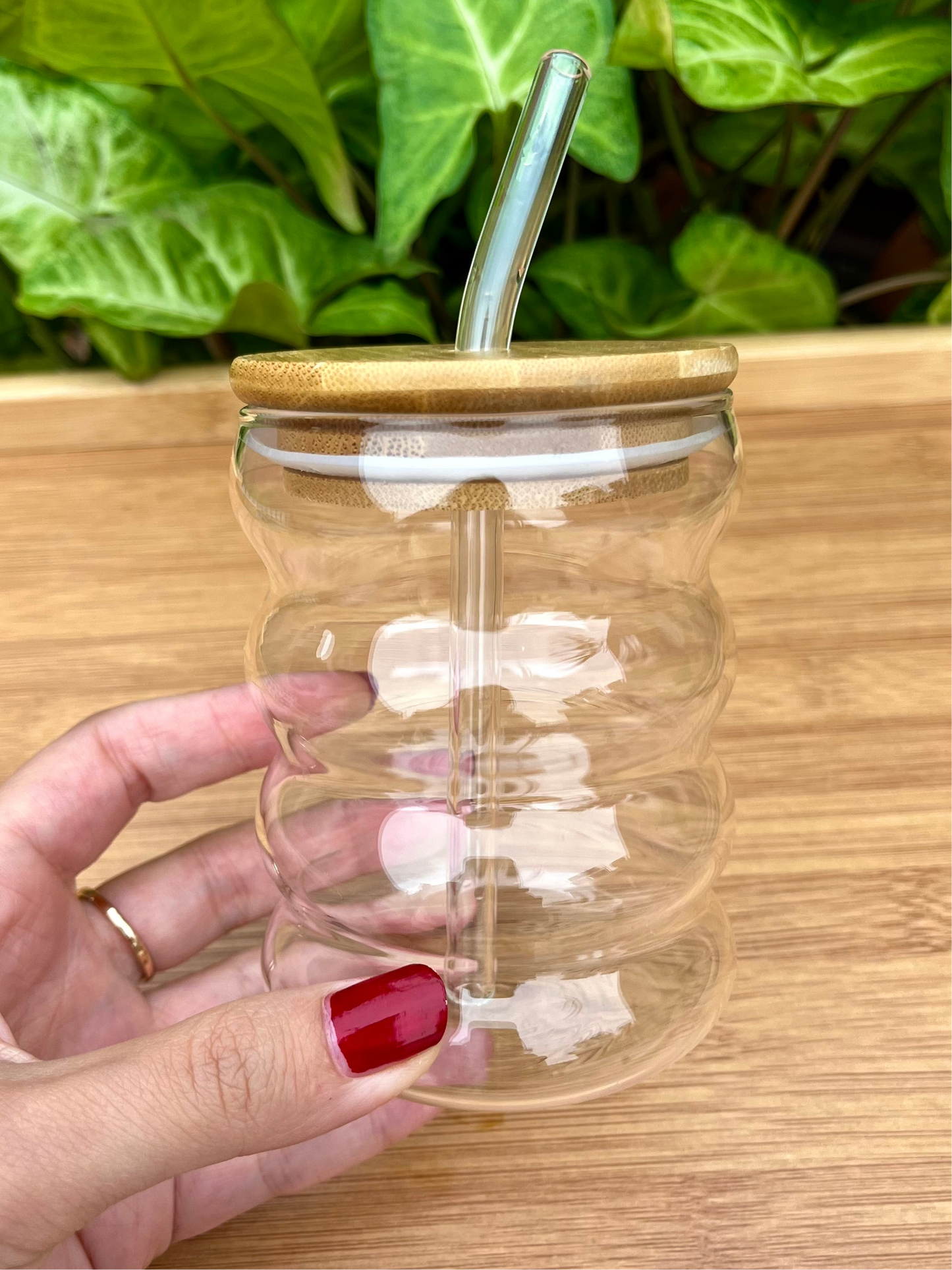 Verre créatif ondulé avec couverture en bambou et paille en verre